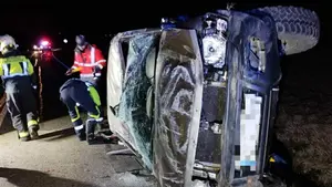 Atrapado en su coche accidentado en Navarra: los bomberos logran sacarlo tras volcar en la carretera