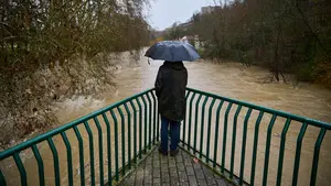 EN DIRECTO | El río Arga da un respiro en Pamplona y se plantea abrir los aparcamientos públicos