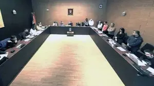 Bildu no para un pleno en Navarra mientras se guarda silencio por los guardias asesinados