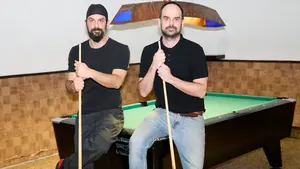 La sala de billares de toda la vida en Pamplona: "Tenemos uno que es único en toda Navarra"