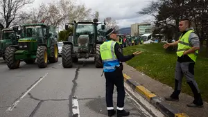 GALERÍA | Encontronazo entre los tractores y la policía en Pamplona por bloquear la ciudad