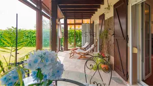 La acogedora casa en Navarra que se vende: las imágenes de su jardín de ensueño