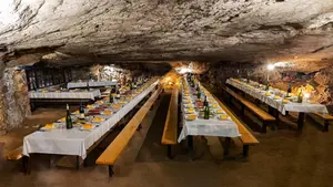 El espectacular pueblo de Navarra donde comer en un restaurante dentro de una cueva