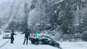 Un coche con tres niños, a punto de caer a un río en Navarra: las carreteras afectadas por la nieve
