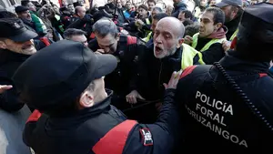 Los agricultores navarros y la Policía Foral, a palos en la puerta del Parlamento: las fotos de una tensa jornada