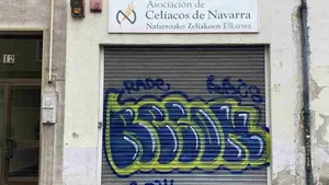 Buscan en Pamplona al artista que les hizo un grafiti sin permiso en la fachada: "Nos encantó"