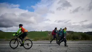 Evita una multa durante la Javierada: las recomendaciones para peregrinos y conductores