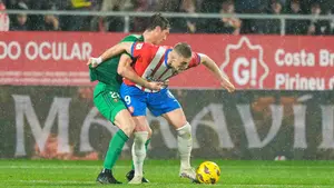 La lucha contra los elementos y un rival superior: las mejores fotos de Osasuna en Girona