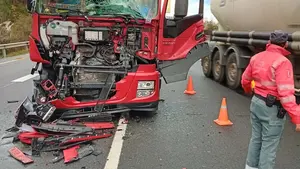 Espectacular accidente múltiple de camiones en una de las entradas a Pamplona: hay fuertes retenciones
