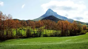 El restaurante de un pueblo de Navarra donde comer con vistas a una emblemática montaña