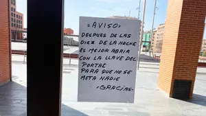 Carteles de vecinos por miedo en una plaza de Pamplona: "La policía ya está avisada, no volváis"