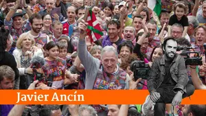 Joseba Asirón, en la Korrika con fotos de asesinos