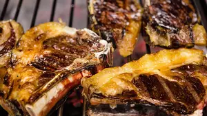 El restaurante en un pueblo de Navarra con un riquísimo chuletón y lubina salvaje a la brasa