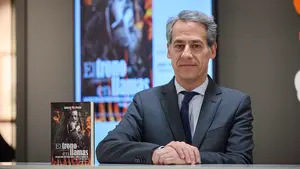 El pamplonés Ignacio del Burgo presenta su historia novelada sobre la caída de Alfonso XIII