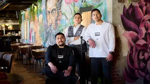 Los tres amigos que triunfan en un nuevo bar de Pamplona con su tarta de queso líquida