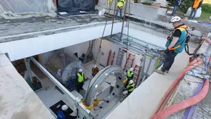 El novedoso aparato que llega a la Clínica Universidad de Navarra con una grúa de 50 toneladas