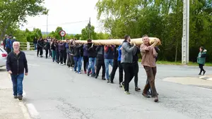 Las espectaculares imágenes de la tradicional quema del 'mayo' en un pueblo de Navarra