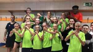 Los niños de un equipo navarro de 12 años se rapan por un amigo enfermo: “¡Ánimo campeón!”