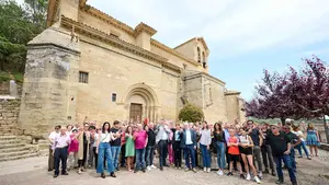 Un brindis multitudinario con vino para "celebrar lo que nos une" en un pueblo de Navarra