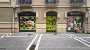 Los comerciantes de Pamplona condenan las pintadas políticas en varios negocios: "Son ajenas a nosotros"