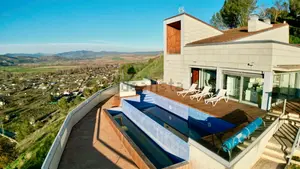 El chalet de lujo que se vende en un pueblo de Navarra y tiene piscina 'infinity' con vistas