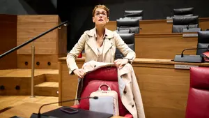 Chivite recula para no admitir que votó una moción en la que se llamaba corrupta a la Monarquía