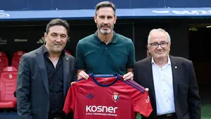 Vicente Moreno ya se sienta en el banquillo de Osasuna: "No espero que nadie me regale nada aquí"
