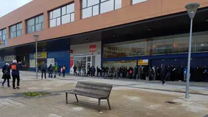 Denuncian el colapso de la oficina de extranjería de Pamplona: "Es más fácil que te toque la lotería"