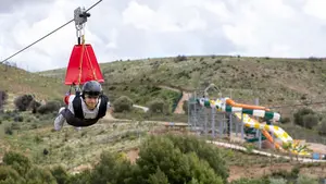 Sendaviva tira la casa por la ventana con su nueva atracción, una vertiginosa tirolina