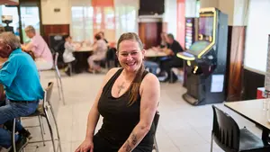 El bar de un barrio de Pamplona que triunfa con sus manitas de cerdo: "Es lo que más vendo"