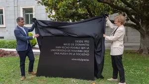 El tótem que estrena la Universidad de Navarra en agradecimiento a sus donantes