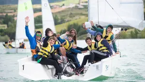 Los pueblos de Navarra que llenan julio de rom&aacute;nico, m&uacute;sica, estrellas, vino y aventuras en el embalse de Alloz