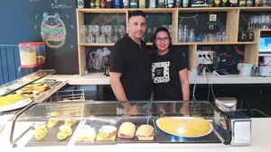 El matrimonio que revive con éxito un antiguo bar de Pamplona: "Nos gusta mantener la tradición"
