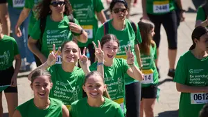 Miles de personas recorren Pamplona en el nuevo recorrido de la Marcha contra el Cáncer