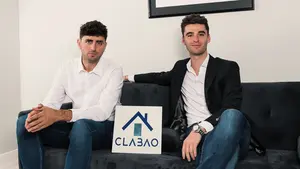 Los dos jóvenes que han creado la empresa de gestión de apartamentos más grande de Navarra y La Rioja