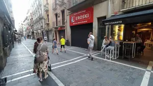 Anuncian la apertura de un supermercado en Pamplona en la calle del encierro de San Fermín