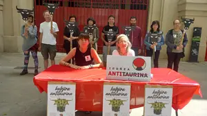 Los antitaurinos piden ayuda a las peñas de Pamplona: "Lo que importa es la charanga y los cubatas"