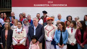 GALERÍA | Asirón se saca la foto de la convivencia en San Fermín, sin condenar las agresiones de Curia