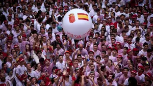Cuelan un balón con la bandera de España en el Chupinazo de San Fermín y los abertzales se desesperan