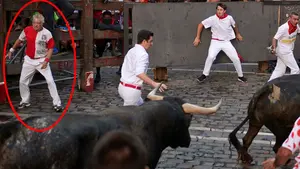 Alberto, el mozo que corre todos los días el encierro en San Fermín con las cenizas de su hijo