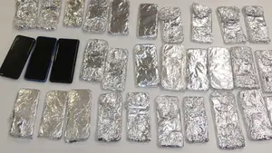 Los ladrones de San Fermín envuelven los móviles en papel de plata y muchos son este modelo