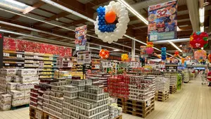 Un hipermercado de Pamplona regala televisiones, consolas y bicicletas para celebrar su aniversario