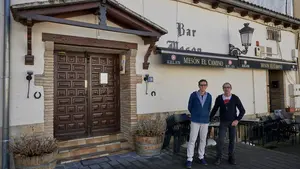 Reinventarse a los 60: dos amigos abren en un pueblo de Navarra un albergue con bar