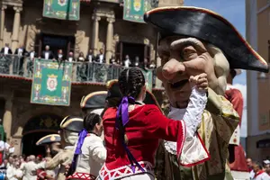 Los Gigantes y los dantzaris rinden un homenaje a Pamplona en San Fermín: las bonitas imágenes del baile