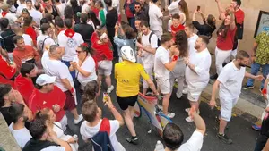 Induráin la lía en un multitudinario encierro de la villavesa de San Fermín: el gracioso vídeo