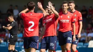 Osasuna golea en su primer partido de pretemporada con lleno en Tajonar y el debut de Abel Bretones