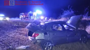 Heridos dos jóvenes de 21 años tras salirse de la vía con su coche de madrugada