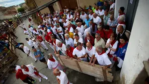 El socialista que no teme a las vaquillas del Pilón de Falces y se protege con una tablilla de madera