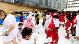 Cubiertos de espuma hasta las orejas: las divertidas imágenes del chupinazo de Burlada 2024