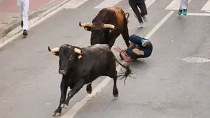 Un mozo es pisoteado por dos toros en el último encierro de Tafalla: la secuencia de imágenes